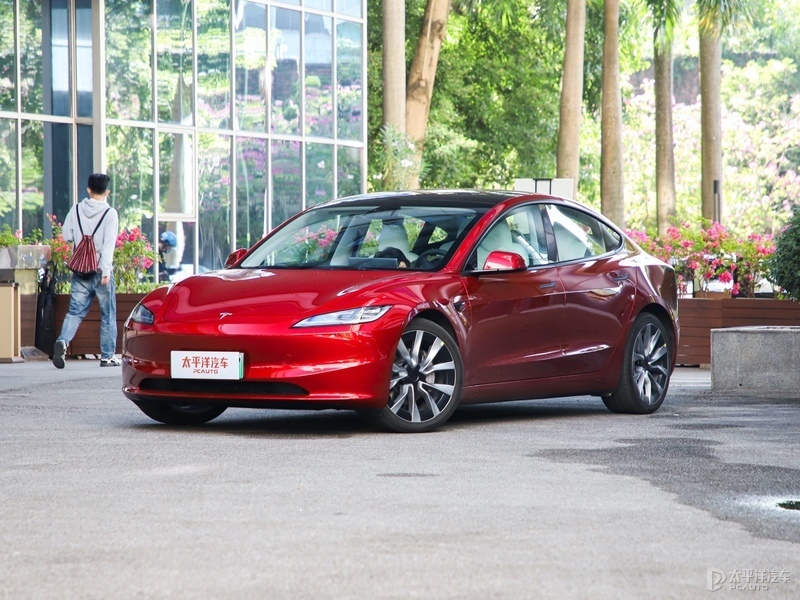 Recently, it was learned from Tesla's official US that its mid-sized sedan Tesla Model 3 has launched a rear-drive long-endurance version with an official price of $42,490. The new car is equipped with a single motor, the official 0-60 miles/hour (0-96 km/hour) acceleration time is 4.9 seconds, the maximum speed is 125 miles/hour (about 201 km/hour), and the EPA working condition pure electric range is 363 miles (about 584 km).By comparison, the Tesla Model 3 rear-wheel drive version is priced a