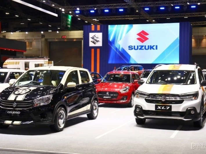 วันที่ 18 กรกฎาคม Suzuki ประกาศเรียกคืนรถยนต์จำนวนประมาณ 137,000 คันในตลาดญี่ปุ่น รวมถึงโมเดล Alto เนื่องจากปัญหาในช่องเปลี่ยนเกียร์ซึ่งอาจทำให้รถไม่สามารถขับเคลื่อนได้ จนถึงขณะนี้ได้รับแจ้งความไม่พอใจที่เกี่ยวข้องจำนวน 134 ครั้ง การเรียกคืนครั้งนี้มีขึ้นครอบคลุมรถที่ผลิตตั้งแต่ปี 2010 ถึงปี 2016 ปัญหาอยู่ที่การเชื่อมแนวของลังเกียร์ไม่ดี ซึ่งอาจทำให้เกิดรอยแตกและก่อให้เกิดการรั่วของลังเกียร์หรือเกียร์ติด。ก่อนหน้านี้ในวันที่ 7 มิถุนายน Suzuki ประกาศว่าจะปิดโรงงานการผลิตที่จังหวัดระยองในประเทศไทยก