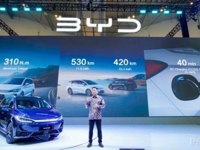 On July 21, BYD launched the all-electric MPV named BYD M6 at the 31st GAIKINDO Indonesia International Auto Show (GIIAS). It is reported that the M6 model is the first MPV model BYD has launched in the Indonesian market, and also the first all-electric MPV in the local markets. BYD M6 offers three versions: standard 7-seats, premium 7-seats, and premium 6-seats. The price ranges from 379 million to 429 million Indonesian Rupiah (approximately 23,400 to 26,500 US dollars).The BYD M6 comes standa