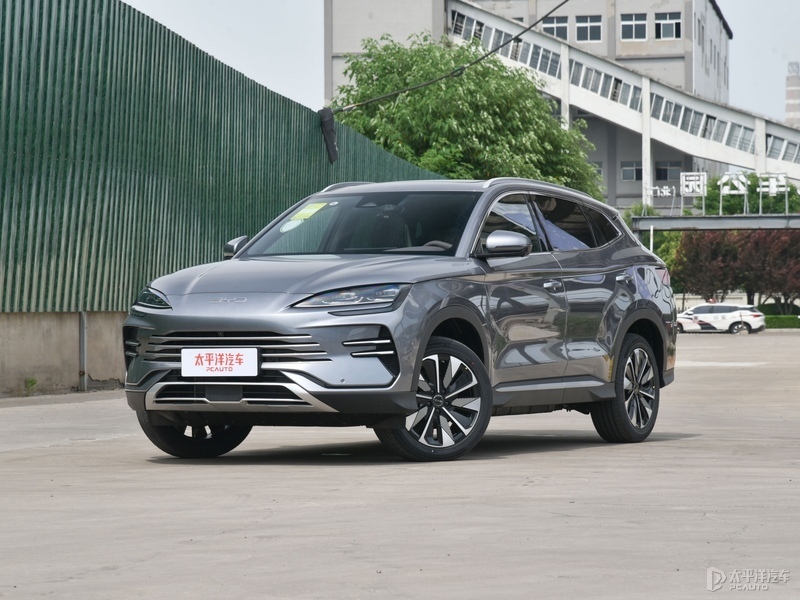 On July 25, the 2025 model BYD SONG PLUS DM-i, a flagship of BYD Ocean Network, officially went on sale. Five models were newly launched, with the official guide price ranging from 135,800 to 175,800 RMB. The 2025 model BYD SONG PLUS DM-i has made some detail adjustments based on the old model, the rear suspension has been upgraded to a four-link independent suspension. The biggest highlight of the new car is the adoption of BYD's latest fifth-generation DM, which can reduce the new car's NEDC w