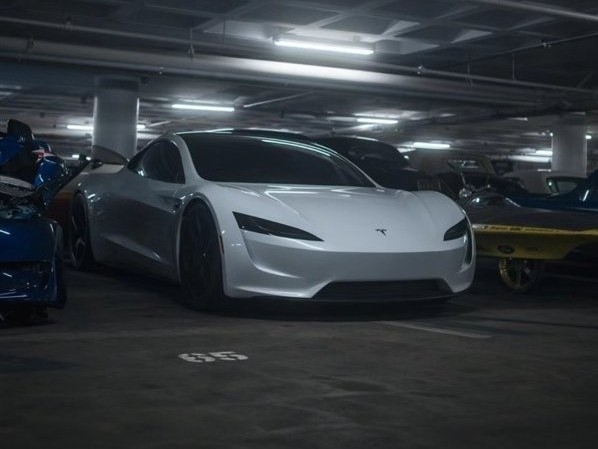 ล่าสุด มีการเผยแพร่ภาพจริงของ Tesla รุ่นใหม่ Roadster บนโซเชียลมีเดีย ซึ่งสร้างความสนใจอย่างกว้างขวาง โดย Elon Musk ซีอีโอของ Tesla เคยกล่าวว่ารถรุ่นนี้จะเริ่มการผลิตอย่างเป็นทางการในปีหน้า เขายังกล่าวว่า "สามารถคาดหวังการนำเทคโนโลยีจรวดมาใช้" และยังกล่าวว่ามัน "ไม่ใช่รถยนต์จริงๆ" เขายังเปิดเผยว่า New Roadster จะมาพร้อมกับพวงมาลัยแบบแปรงควบคุม (Yoke) ซึ่งคล้ายกับการควบคุมในเครื่องบินหรือเครื่องบินเจ็ตสมัยใหม่