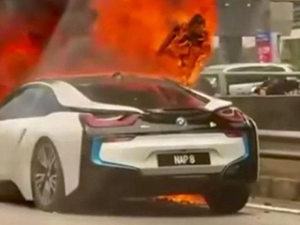 BMW i8 completely destroyed by fire on Kesas, this model was previously recalled by BMW due to risk of spontaneous combustion!