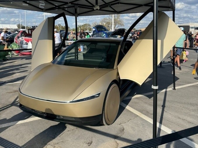 Tesla Halloween Carnival: Cybertruck, Robotaxi Gather, Step into the Cyberpunk World