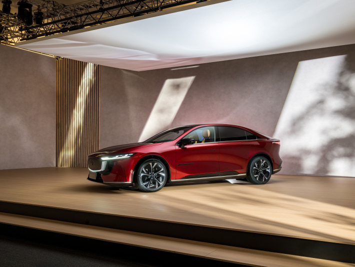 MAZDA6e โผล่ตัวที่งานแสดงรถยนต์ยุโรปในเบรูสเซลส์ แบตเตอรี่ 80kWh สามารถรองรับการเดินทางแบบไฟฟ้าเ pureิด 552 กม.