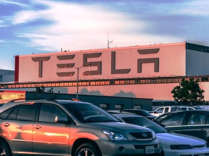 【PCauto】Tesla ในปี 2024 ได้ส่งมอบรถยนต์ทั่วโลก 1.79 ล้านคัน ซึ่งลดลงประมาณ 1% เมื่อเทียบกับปี 2023 ที่มียอดขาย 1.81 ล้านคัน นี่เป็นครั้งแรกที่ Tesla ประสบกับการลดลงตั้งแต่ปี 2017 ยอดขายในเดือนมกราคม 2025 ยังคงอยู่ในแนวโน้มลดลง โดยเฉพาะในภูมิภาคยุโรปที่ลดลงทั้งหมดถึง 47.48% รายได้จากธุรกิจยานยนต์มีสัดส่วนถึง 78.8% ของรายได้ทั้งหมดของ Tesla ซึ่งควรเป็นรายได้ที่สำคัญ แต่ Musk และนักลงทุนของเขากลับดูเหมือนจะไม่สนใจการลดลงนี้