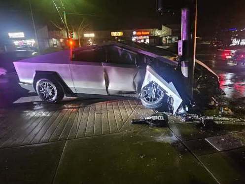 Tesla Cybertruck Self-Driving Hits a Street Lamp, Yet the Owner Wants to Thank Tesla