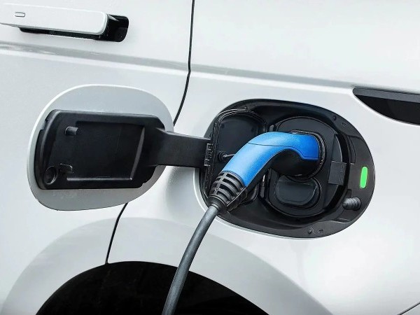 รัฐบาลปรับนโยบายรถยนต์ PHEV: ยกเลิกข้อจำกัดของถังน้ำมัน, ขอแนะนำเพื่อเพิ่มระยะทางการเดินทางด้วยไฟฟ้าล้วน