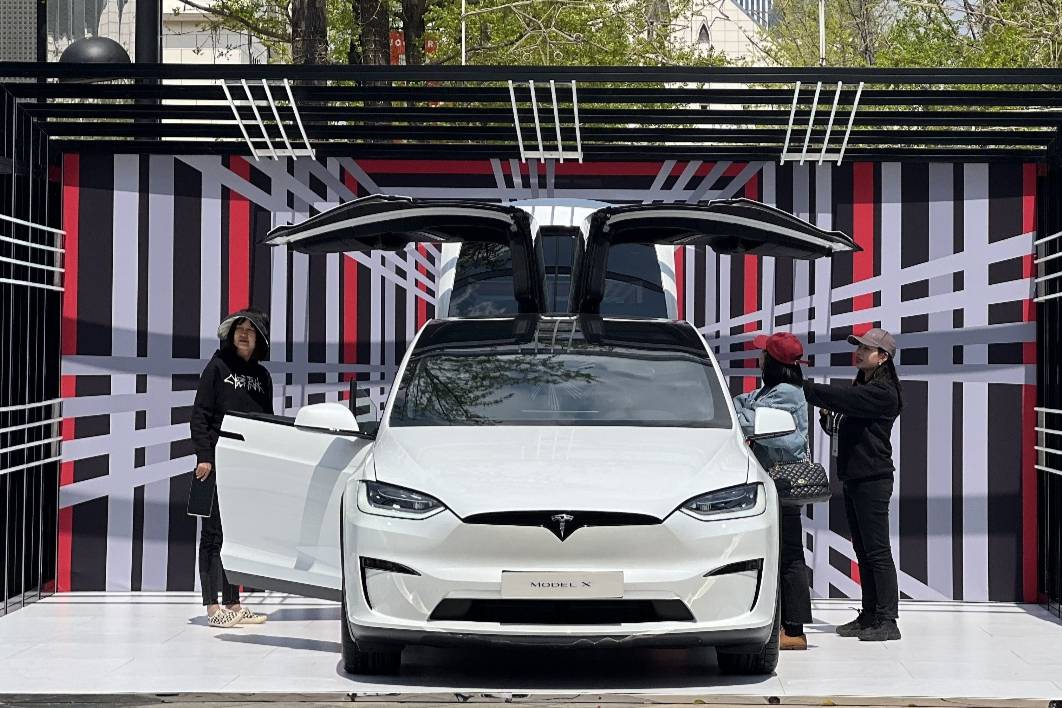 特斯拉Model X Plaid空降春城，人形机器人惊喜登场