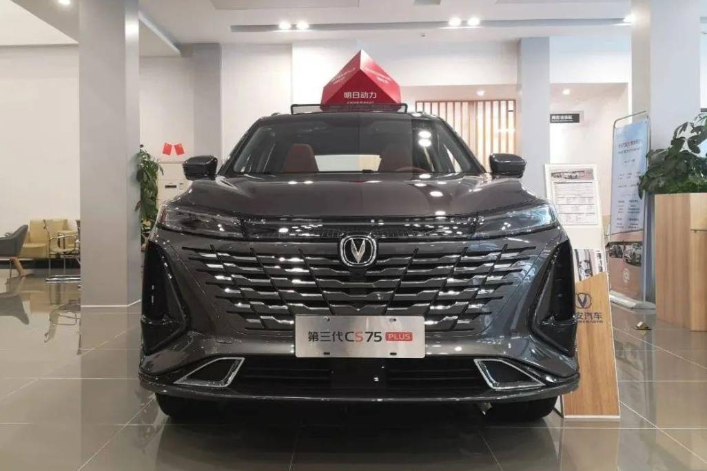 诚意拉满的“卷王”级座驾，实拍长安第三代CS75PLUS