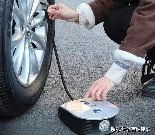 車載充氣泵現在汽車的拖車鉤都是隱藏式的,藏在前後保險槓附近,一般都