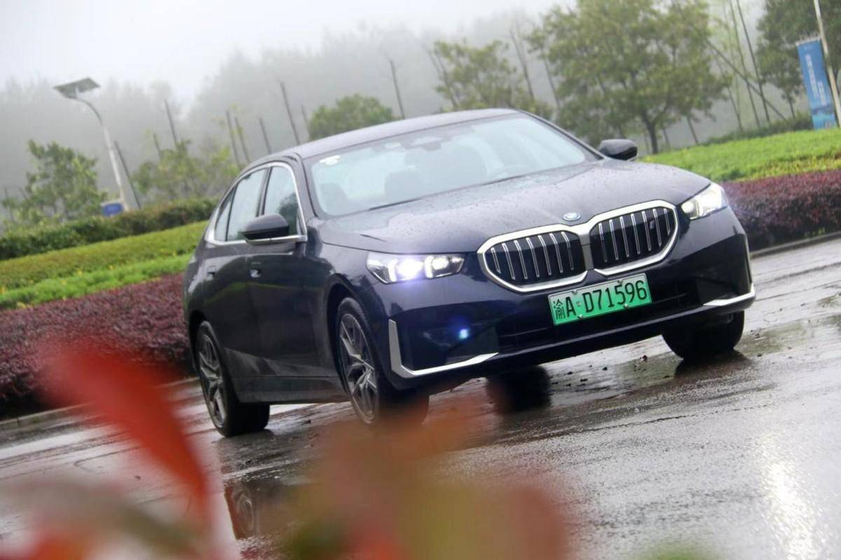 试驾BMW i5：豪华舒享进阶 驾控乐趣依旧