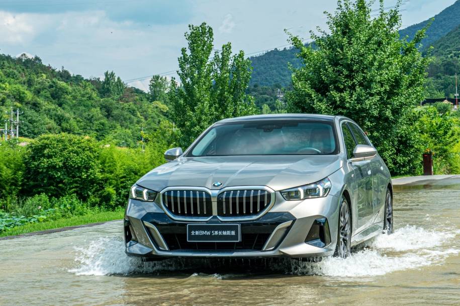 试驾全新BMW 5系：智能舒适加分，豪华行政座驾标杆地位稳了