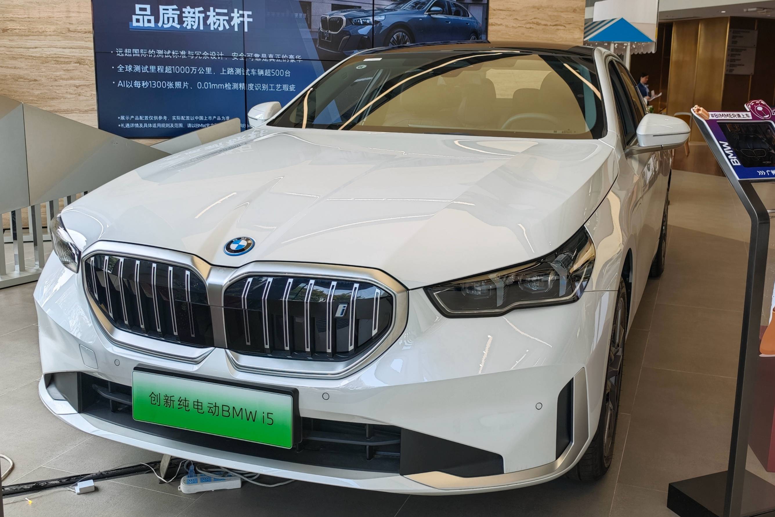 探店实拍BMW i5！电动化时代下BMW5系，依旧操控标杆！