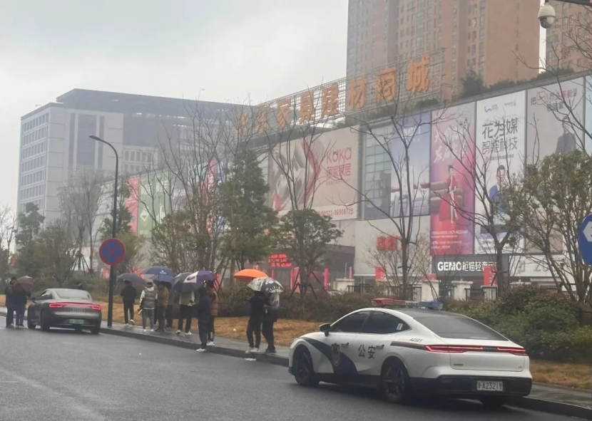 直击问题车展与315晚会，一场雨雪中的围追堵截