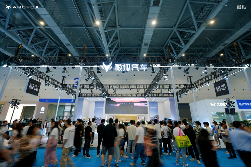 14万拿下3.7秒破百+5c超充，小米 SU7 遇到对手了
