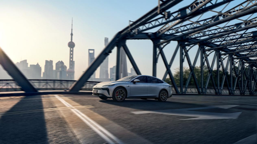 放大招！2025款eπ007把发布会玩成科幻片