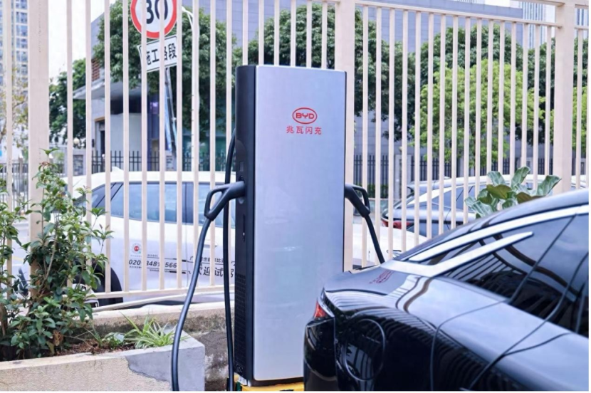 闪充补能体验：汉L唐L“兆瓦闪充”实测充电功率超1000kW