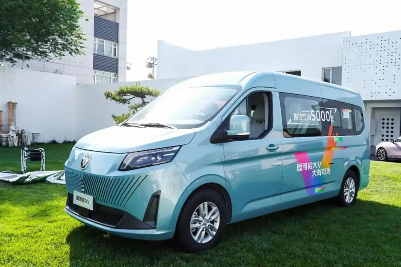 图雅诺大V对手出现了？新途V70用实力把“工具车”卷出高档感