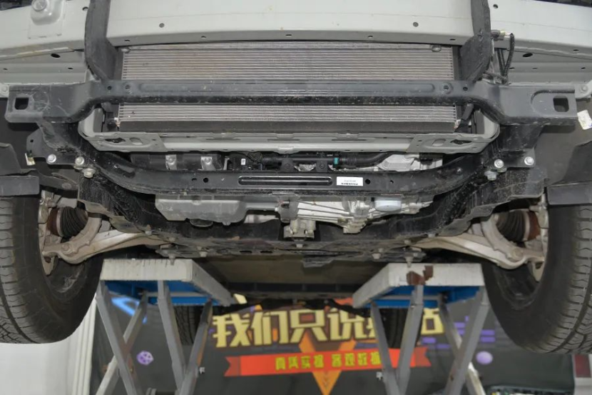 深蓝G318拆车：别看是非承载车身，这底盘也够“野”的！
