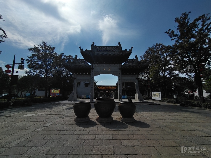 盪口古鎮位於江蘇省無錫市錫山區東南鵝湖鎮境內,西鄰鴻山越國貴族墓